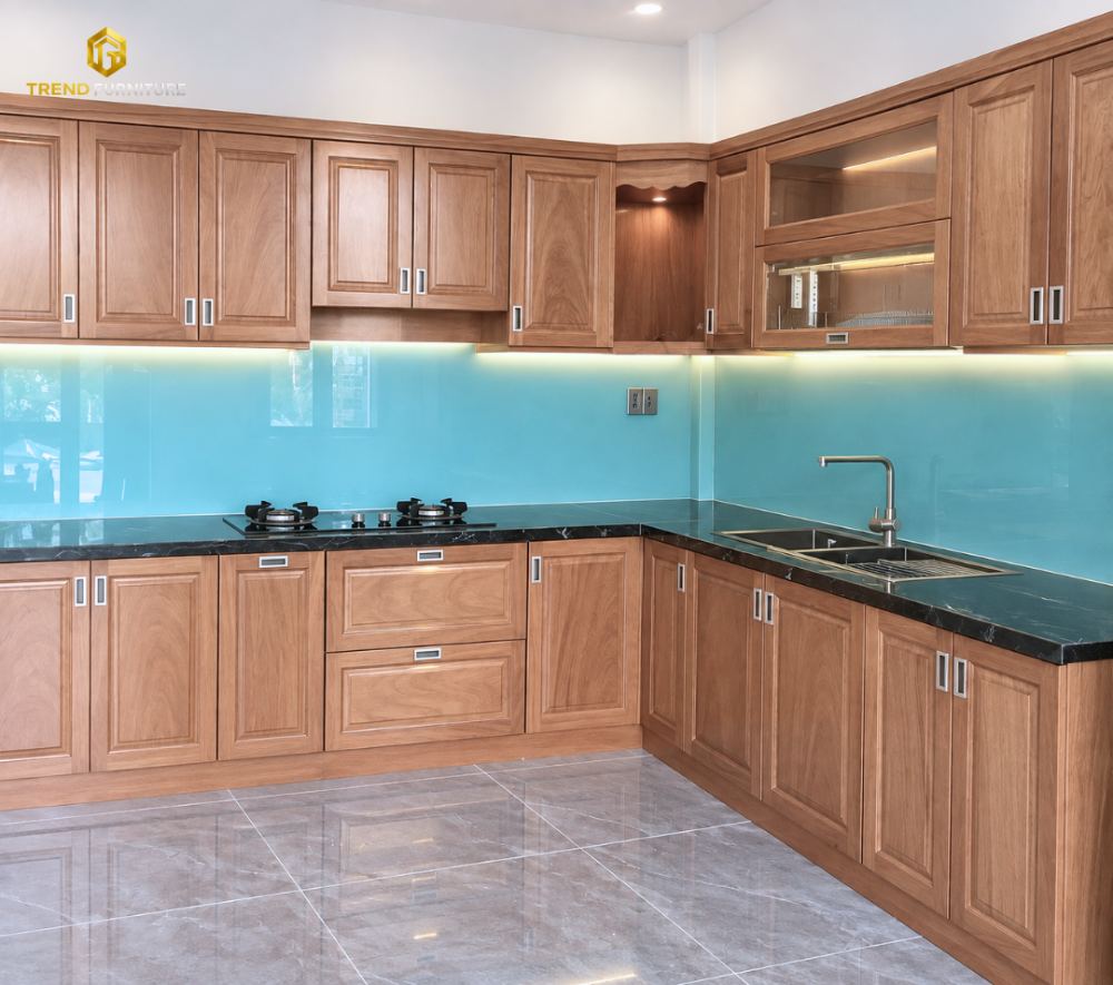 Tủ bếp gỗ tự nhiên chữ L, kính ốp xanh